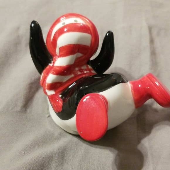 Cute smiling penguin salt and pepper shaker - Picture 6 of 8